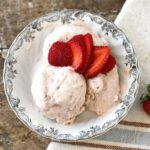 This strawberry and banana-sweetened ice cream is healthy and delicious!