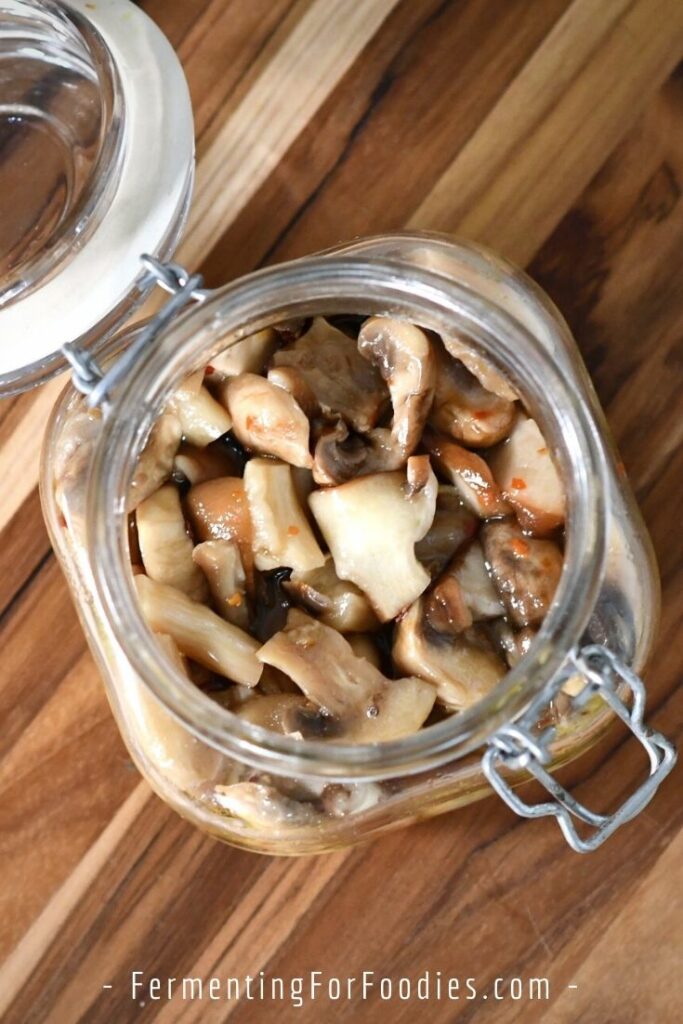 Garlic fermented mushrooms
